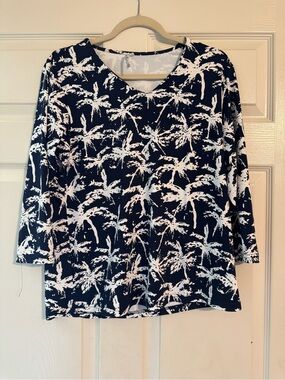 Lulu B Navy Palm Tree Print V-Neck Top size Med